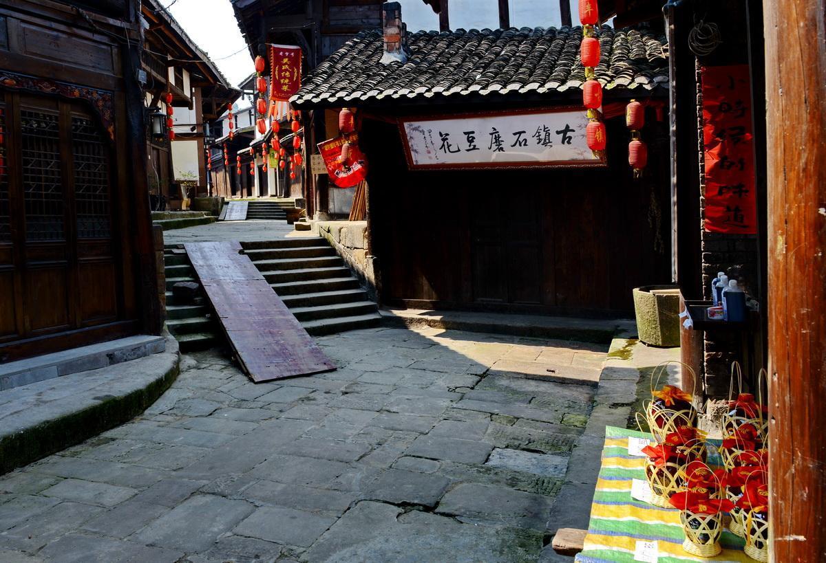 连续压爆多枚乌军地雷 俄扫雷坦克前线画面公开