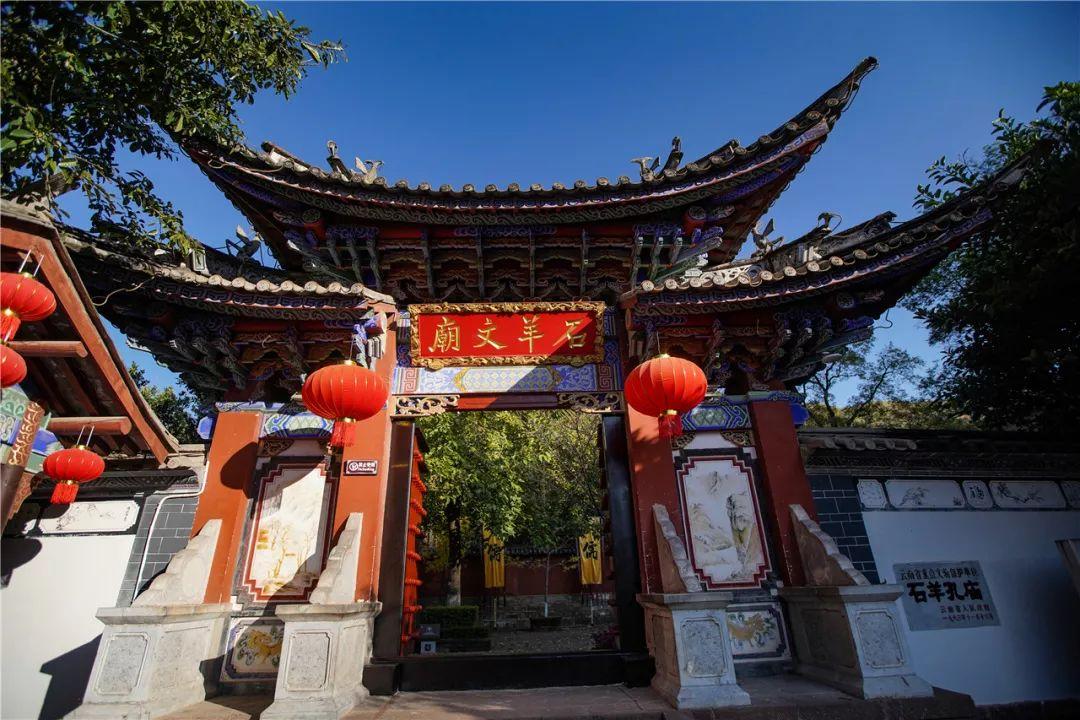 铁笼中的小鹿逃脱